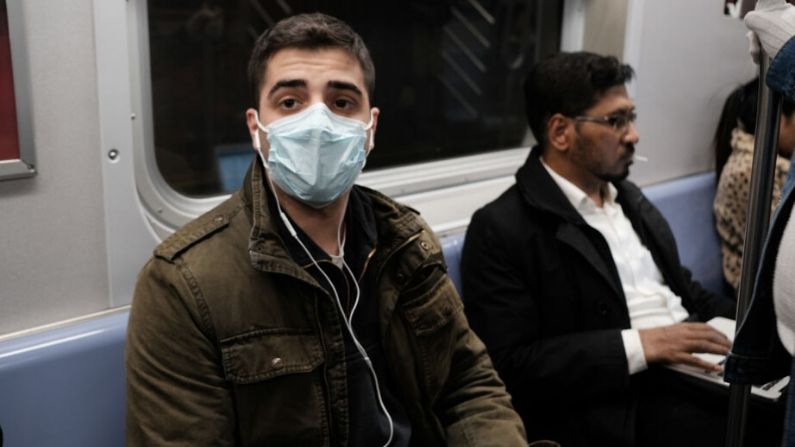 Un hombre lleva una mascarilla médica en el metro en la ciudad de Nueva York el 11 de marzo de 2020 (Spencer Platt/Getty Images)