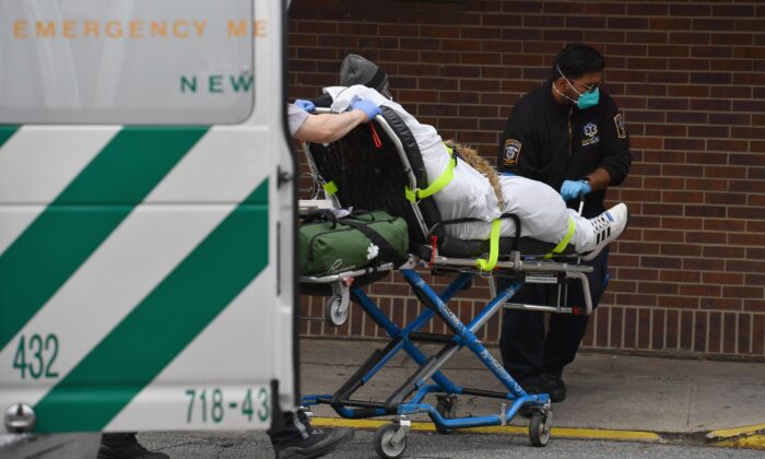 Los paramédicos empujan una camilla con un paciente a la Sala de Emergencias del Centro Hospitalario de Brooklyn en la ciudad de Nueva York el 31 de marzo de 2020. (Angela Weiss/AFP vía Getty Images)