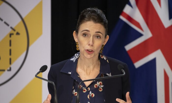 La primera ministra Jacinda Ardern durante la comparecencia sobre la respuesta nacional de todo el gobierno al COVID-19 en el Parlamento el decimonoveno día del confinamiento por el virus del PCCh en Wellington, Nueva Zelanda, el 13 de abril de 2020. (Mark Mitchelll-Pool/Getty Images)