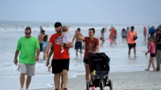 Jacksonville tenía menos de 20 casos del virus el día antes de reabrir las playas, según Birx