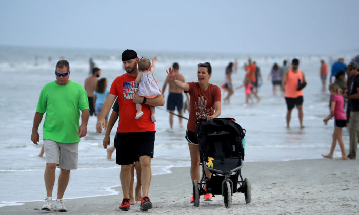 La gente camina por la playa de Jacksonville en Florida el 19 de abril de 2020. (Sam Greenwood/Getty Images)