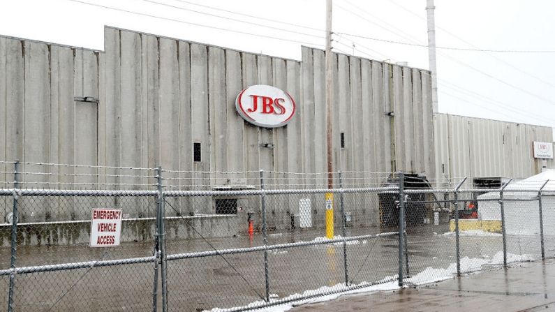 La planta empacadora de carne de Greeley JBS está inactiva el 16 de abril de 2020 en Greeley, Colorado. A medida que más trabajadores dan positivo para el virus del PCCh en todo EE.UU., las plantas en Colorado, Dakota del Sur y Iowa han detenido temporalmente la producción. (Matthew Stockman/Getty Images)