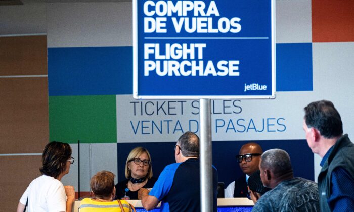 Las personas compran boletos de avión en un mostrador de JetBlue en el aeropuerto internacional Luis Muñoz Marín, en San Juan, Puerto Rico, el 14 de marzo de 2020. (Ricardo Arduengo/AFP a través de Getty Images)
 

