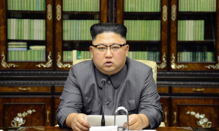 La Agencia Central de Noticias de Corea del Norte (KCNA) muestra al líder norcoreano Kim Jong-Un haciendo una declaración en Pyongyang con respecto a un discurso del presidente de Estados Unidos de América en la Asamblea General de la ONU el 21 de septiembre de 2017. (STR/AFP a través de Getty Images)