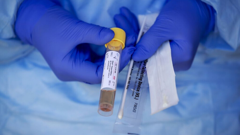 Un equipo médico muestra un kit de prueba para detectar el nuevo coronavirus en un examen de COVID-19, en el UMC de Amsterdam, Holanda, el 24 de marzo de 2020.  (ROBIN VAN LONKHUIJSEN/ANP/AFP vía Getty Images)