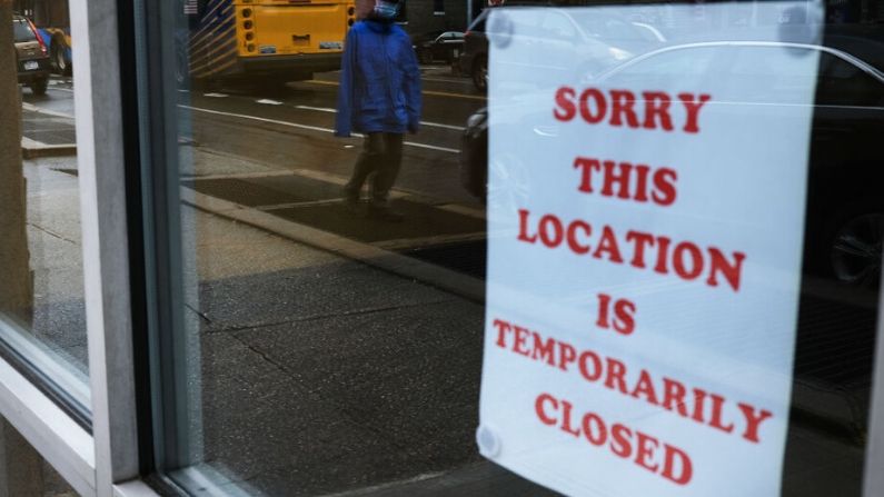 Un letrero alerta a los clientes de que un negocio en Queens, que tiene una de las tasas de infección de coronavirus más altas de la nación, está cerrado el 03 de abril de 2020 en la ciudad de Nueva York. (Spencer Platt/Getty Images)
