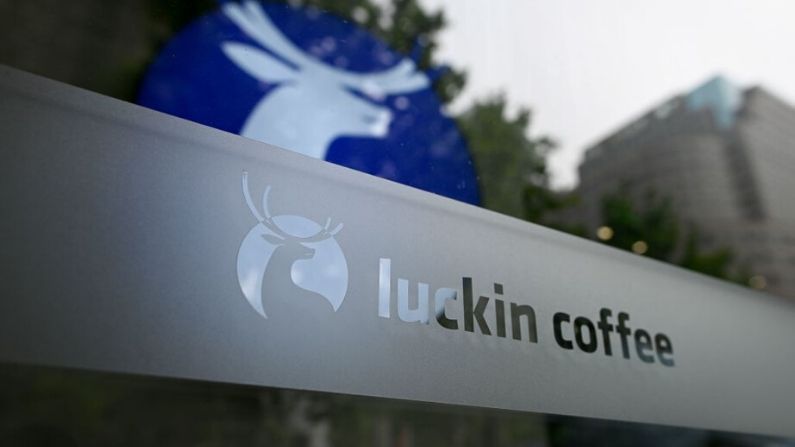 El logo de Luckin Coffee se ve en una tienda en Beijing el 17 de mayo de 2019. (WANG ZHAO / AFP a través de Getty Images)
