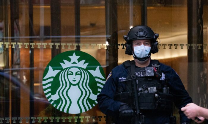 Un oficial de policía con una máscara está de guardia en la Torre Trump en la ciudad de Nueva York el 14 de abril de 2020. (David Dee Delgado / Getty Images)