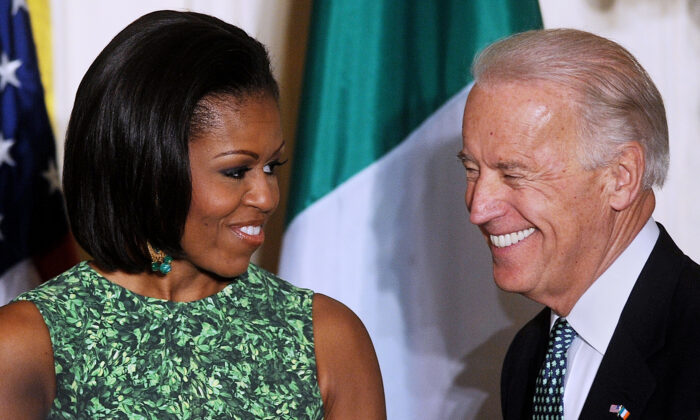 La exprimera dama Michelle Obama y el exvicepresidente Joe Biden asisten a una recepción del Día de San Patricio en el Salón Este de la Casa Blanca en Washington el 17 de marzo de 2011. (Olivier Douliery-Pool/Getty Images)
