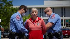 Un arrestado en protestas para reabrir Carolina del Norte, a pesar de orden de quedarse en casa