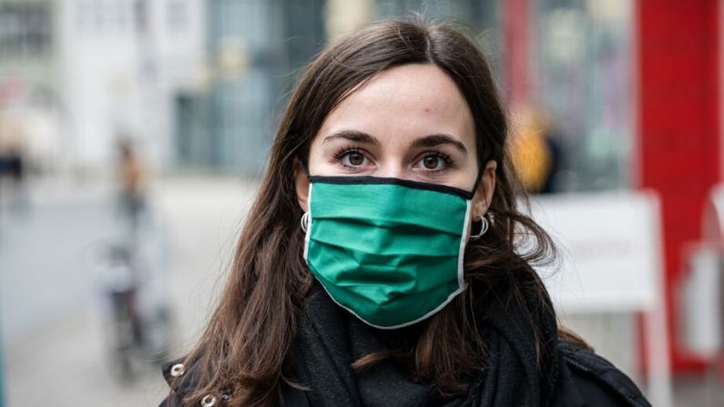 Una mujer usa una máscara facial protectora cosida por sí misma el 3 de abril de 2020 en Jena, Alemania. (Jens Schlueter/Getty Images)