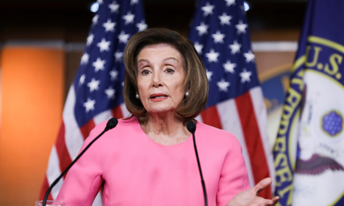 La presidenta de la Cámara de Representantes, Nancy Pelosi (D-Calif.), celebra una conferencia de prensa en el Capitolio de Washington el 26 de marzo de 2020. (Charlotte Cuthbertson/The Epoch Times)