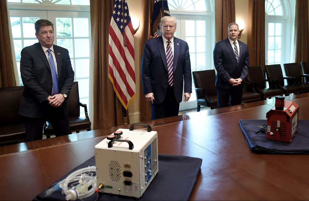 VITAL (Ventilator Intervention Technology Accessible Locally), a la izquierda, desarrollado por los ingenieros del Laboratorio de Propulsión a Chorro de la NASA en el sur de California, y AMBUstat, pequeño dispositivo portátil que descontamina los espacios, en la Casa Blanca el 24 de abril de 2020. (Olivier Douliery/AFP vía Getty Images)