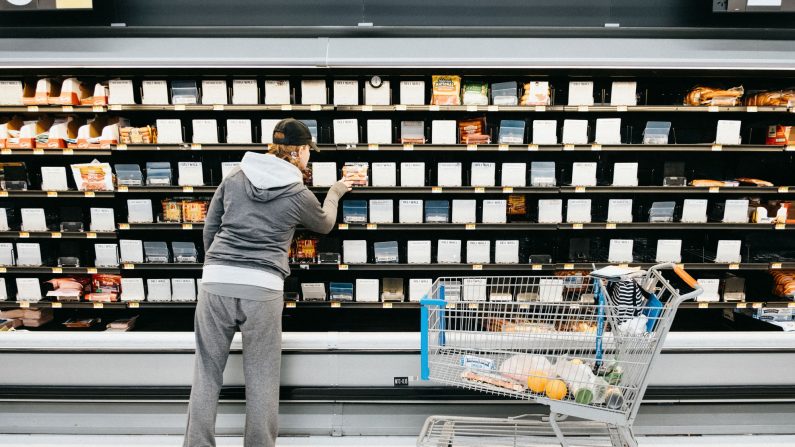 Una persona compra frente a las estanterías vacías en la sección de embutidos de un Walmart Supercenter, durante las crecientes preocupaciones sobre el desparramo del virus del PCCh en Nashville, Tennessee, el 14 de marzo de 2020. (Jason Kempin/Getty Images)