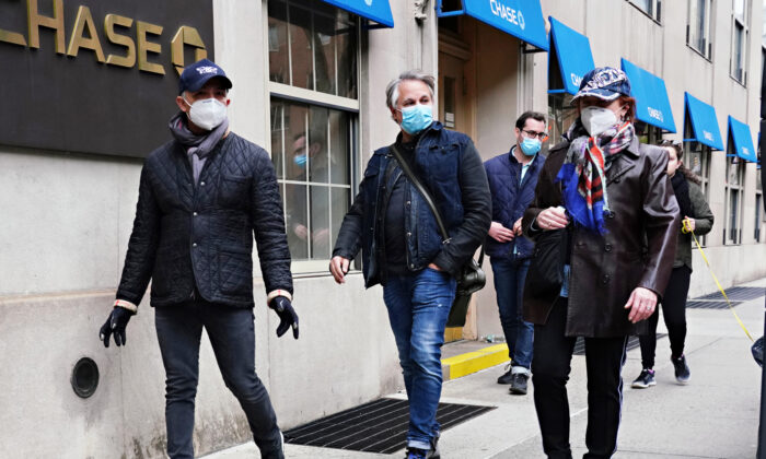 Un grupo de personas usan mascarillas en la ciudad de Nueva York el 19 de abril de 2020. (Cindy Ord/Getty Images)