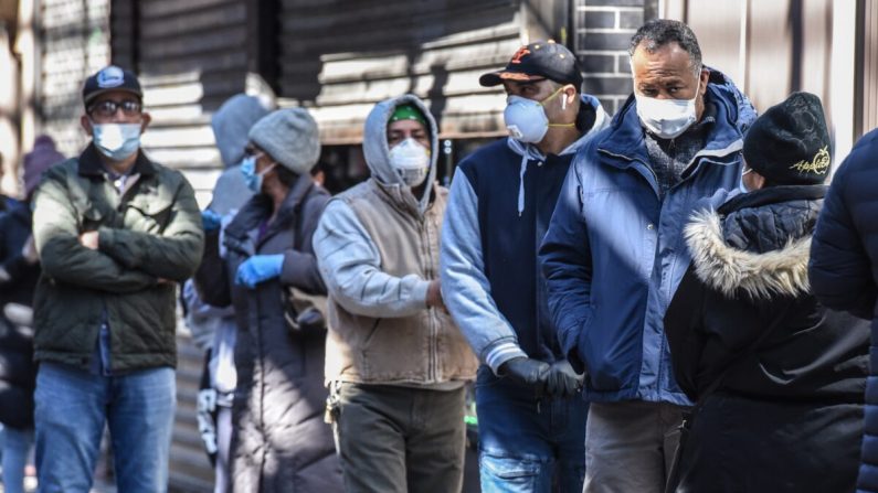 La gente hace fila en la ciudad de Nueva York el 1 de abril de 2020. (Stephanie Keith/Getty Images)
