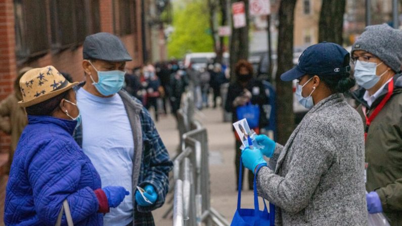 La gente hace fila para la prueba de COVID-19 en NYC Health + Hospitals/Gotham Health, Morrisania en el distrito del Bronx de la ciudad de Nueva York el 20 de abril de 2020. (David Dee Delgado/Getty Images)