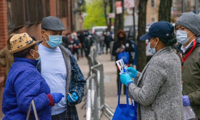 La gente hace cola para la prueba de COVID-19 en NYC Health + Hospitals/Gotham Health, Morrisania en el distrito del Bronx de la ciudad de Nueva York el 20 de abril de 2020. (David Dee Delgado/Getty Images)