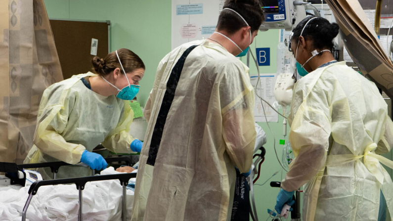 Los marineros asignados al buque hospital USNS Mercy (T-AH 19) tratan al primer paciente de las instalaciones médicas de Los Ángeles el 29 de marzo. (Marina de los EE.UU. vía Getty Images)