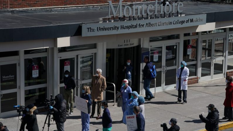 Miembros del personal médico escuchan a las enfermeras del Centro Médico Montefiore pidiendo máscaras N95 y otros EPI críticos para manejar la pandemia del virus del PCCh en Nueva York el 1 de abril de 2020. (Bryan R. Smith/AFP vía Getty Images)