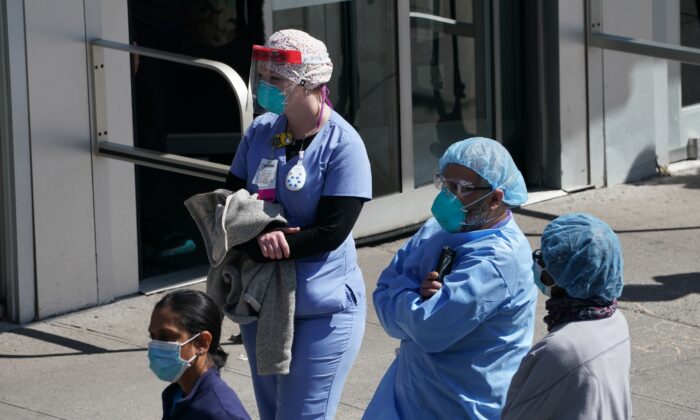 Personal médico escucha mientras las enfermeras del Centro Médico Montefiore piden mascarillas N95 y otros PPE críticos para manejar la pandemia del virus del PCCh (COVID-19) en Nueva York el 1 de abril de 2020. (Bryan R. Smith/AFP/Getty Images)