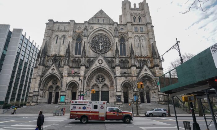 La catedral de San Juan el Divino de Nueva York, la iglesia gótica más grande del mundo, se convertirá en un hospital de campo a finales de esta semana. (Bryan R. Smith/AFP vía Getty Images)