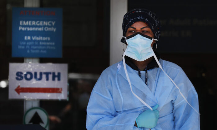 Trabajadores médicos esperan a los pacientes en un área especial de admisión de coronavirus en el Centro Médico Maimonides en el barrio de Brooklyn de la Ciudad de Nueva York el 2 de abril de 2020. (Spencer Platt/Getty Images)