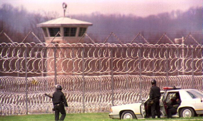 Oficiales de policía patrullan el perímetro exterior del Centro Correccional del Sur de Ohio el 12 de abril de 1993. (Eugene García/AFP vía Getty Images)