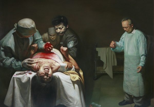 "Crímenes de órganos", una pintura al óleo de Xiqiang Dong que representa la incautación de órganos de un practicante vivo de Falun Dafa en China. (Cortesía de Xiqiang Dong)