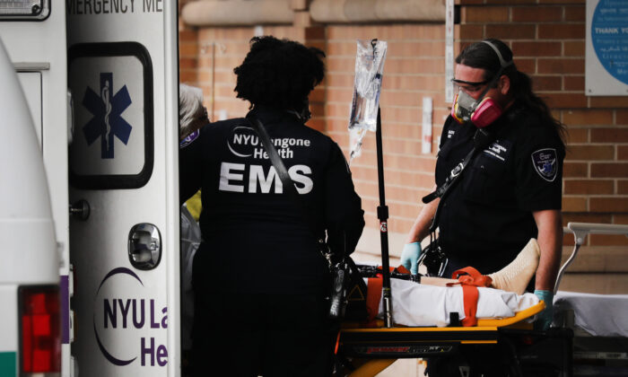 Trabajadoras médicas reciben a pacientes en un área especial de admisión para casos con el virus del PCCh en el Centro Médico Maimonides de la ciudad de Nueva York, el 10 de abril de 2020. (Spencer Platt/Getty Images)