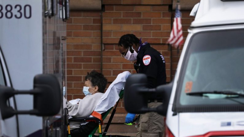 Trabajadores médicos asisten a los pacientes fuera de un área especial de admisión para virus del PCCh en el Centro Médico Maimonides en Brooklyn, Nueva York, el 14 de abril de 2020. (Spencer Platt/Getty Images)