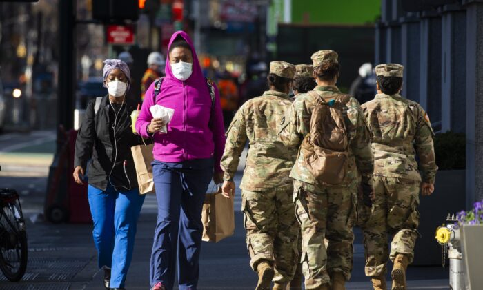 Las personas caminan en el centro de Manhattan, Nueva York, el 6 de abril de 2020 usando máscaras. (Kena Betancur/Getty Images)