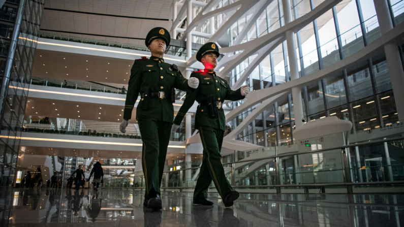 La policía china hace patrullajes en el nuevo aeropuerto de Beijing Daxing durante una gira para los medios de comunicación extranjeros el 11 de diciembre de 2019 en Beijing, China. (Kevin Frayer/Getty Images)