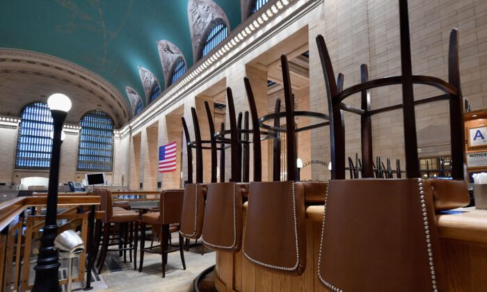 Un restaurante vacío se ve en Grand Central Station en la Ciudad de Nueva York el 25 de marzo de 2020. (Angela Weiss/AFP a través de Getty Images)