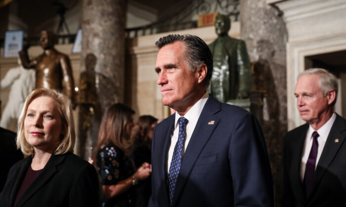 El senador Mitt Romney (R-Utah) camina por Statuary Hall con otros senadores hacia la Cámara de Representantes para el discurso sobre el Estado de la Unión del presidente Donald Trump en el Capitolio de Washington el 4 de febrero de 2020. (Charlotte Cuthbertson/The Epoch Times)