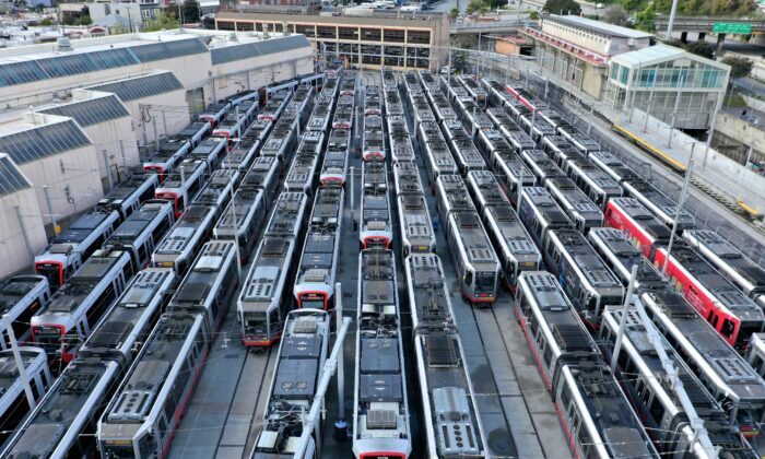 Trenes del Metro de San Francisco estacionados debido a las recomendaciones de refugio en el hogar que disminuyen el flujo de la población en los sistemas de transporte, en San Francisco, California, el 30 de marzo de 2020. (Justin Sullivan/Getty Images) 