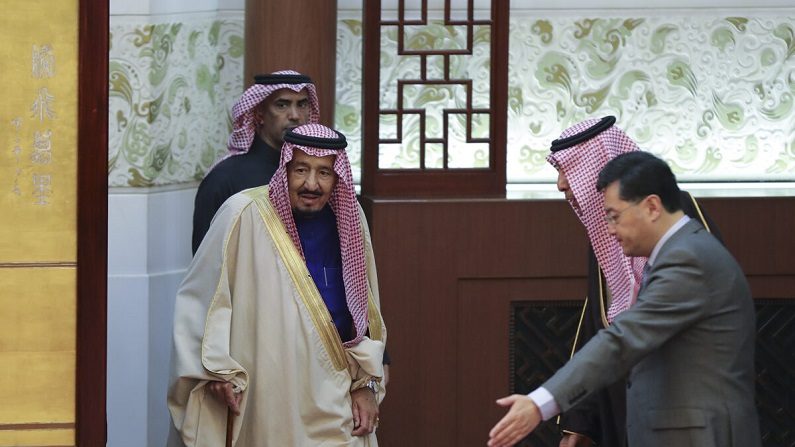 El rey saudita Salman bin Abdulaziz (I) llega para asistir a una ceremonia de firma en el Gran Salón del Pueblo, en Beijing, el 16 de marzo de 2017. (Lintao Zhang/AFP vía Getty Images)