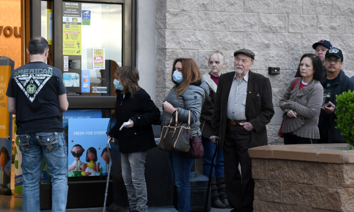Personas hacen fila para entrar en una tienda Smith's Food & Drug en Las Vegas, Nev., el 20 de marzo de 2020. (Ethan Miller/Getty Images)