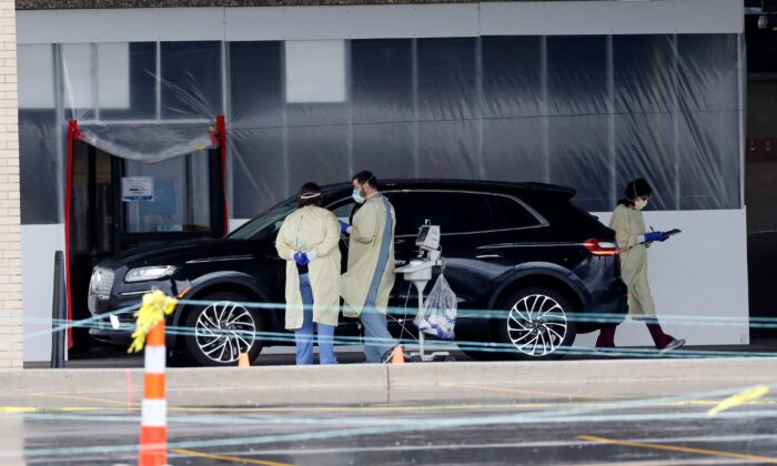 Personal médico toma muestras de un paciente par realizar pruebas del virus del PCCh en el Hospital Royal Oak Beaumont en Royal Oak, Michigan, el 30 de marzo de 2020. (Jeff Kowalsky/AFP vía Getty Images)