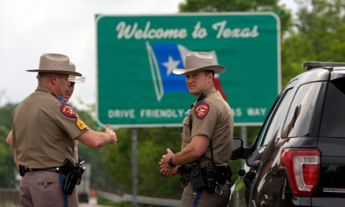Policía estatal de Texas, patrulla el I-10 en Orange, Tex. a través de la frontera de Louisiana el 30 de marzo de 2020. (Mark Feli/AFP vía Getty Images)