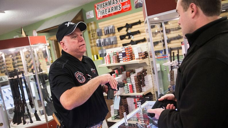John Stephenson (izq.) ayuda a un cliente a comprar una pistola en Metro Shooting Supplies el 12 de noviembre de 2014 en Bridgeton, Missouri. (Scott Olson/Getty Images)