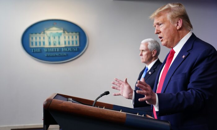 El presidente Donald Trump, flanqueado por el vicepresidente Mike Pence, habla durante la sesión informativa diaria sobre el virus del PCCh en la sala de reuniones Brady de la Casa Blanca en Washington el 6 de abril de 2020. (Mandel Ngan/AFP vía Getty Images)