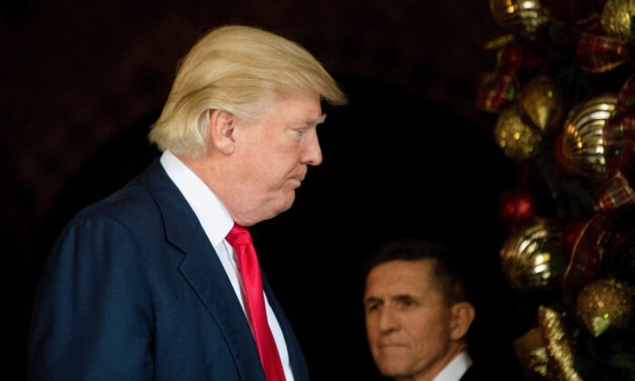 El presidente electo Donald Trump, izquierda, junto al entonces asesor de seguridad nacional, teniente general Michael Flynn, en Mar-a-Lago, Palm Beach, Florida, el 21 de diciembre de 2016. (Jim Watson/AFP a través de Getty Images)
