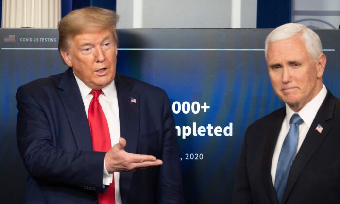 El presidente Donald Trump y el vicepresidente Mike Pence durante la sesión informativa diaria sobre el virus del PCCh en la sala de reuniones Brady de la Casa Blanca en Washington el 17 de abril de 2020. (Jim Watson/AFP vía Getty Images)