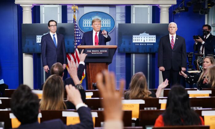 El presidente Donald Trump, en el centro, habla con los reporteros en la Casa Blanca en Washington el 13 de abril de 2020. (Mandel Ngan/AFP vía Getty Images)
