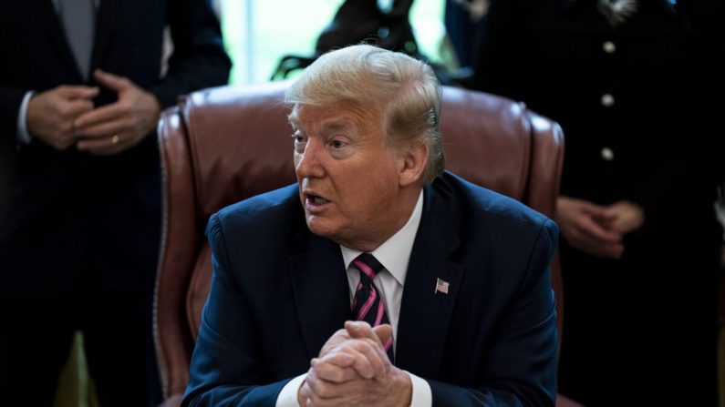 El presidente Donald Trump participa en una ceremonia de firma de HR266, en la Oficina Oval de la Casa Blanca en Washington el 24 de abril de 2020. (Anna Moneymaker/The New York Times/POOL/Getty Images)