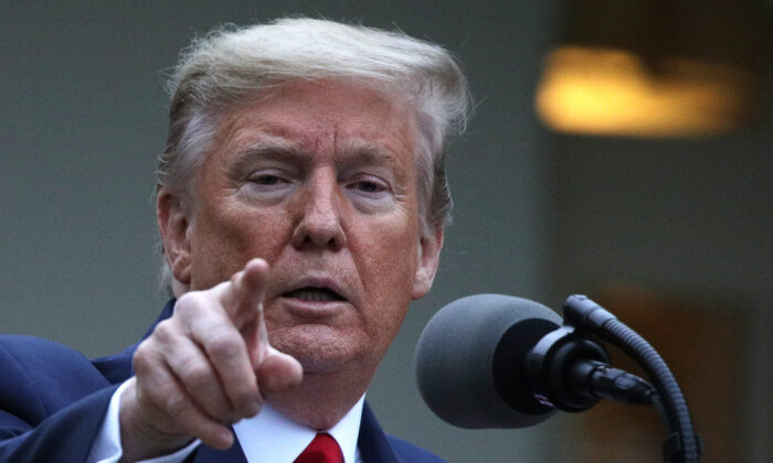 El presidente Donald Trump durante una charla diaria con el Grupo de Tareas del Coronavirus de la Casa Blanca en el Jardin Rose de la Casa Blanca en Washington el 14 de abril de 2020. (Alex Wong/Getty Images)