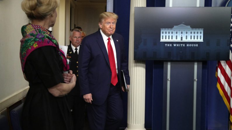El presidente Donald Trump llega a la Casa Blanca en Washington el 20 de abril de 2020 para la sesión informativa diaria sobre el virus del PCCh. (Alex Wong/Getty Images)