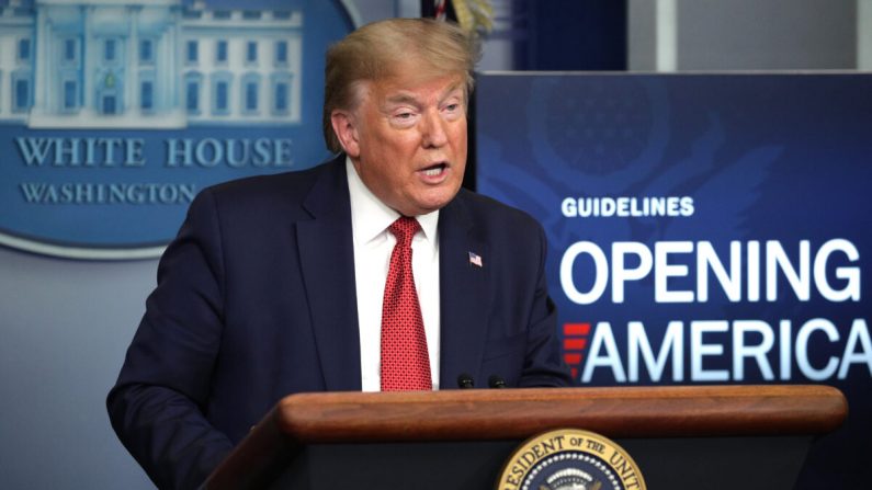 El presidente Donald Trump habla durante la sesión informativa diaria de la Fuerza de Tarea contra el Coronavirus de la Casa Blanca en la sala de reuniones de la Casa Blanca en Washington el 16 de abril de 2020. (Alex Wong/Getty Images)