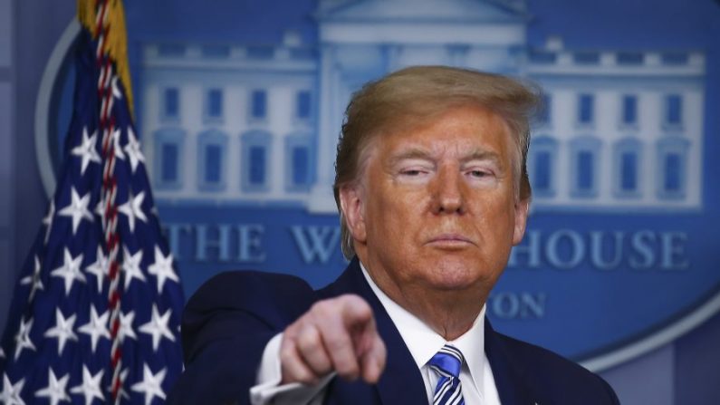 El presidente Donald Trump responde a las preguntas de la sesión informativa diaria sobre el virus del PCCh en la Casa Blanca en Washington el 19 de abril de 2020. (Tasos Katopodis/Getty Images)